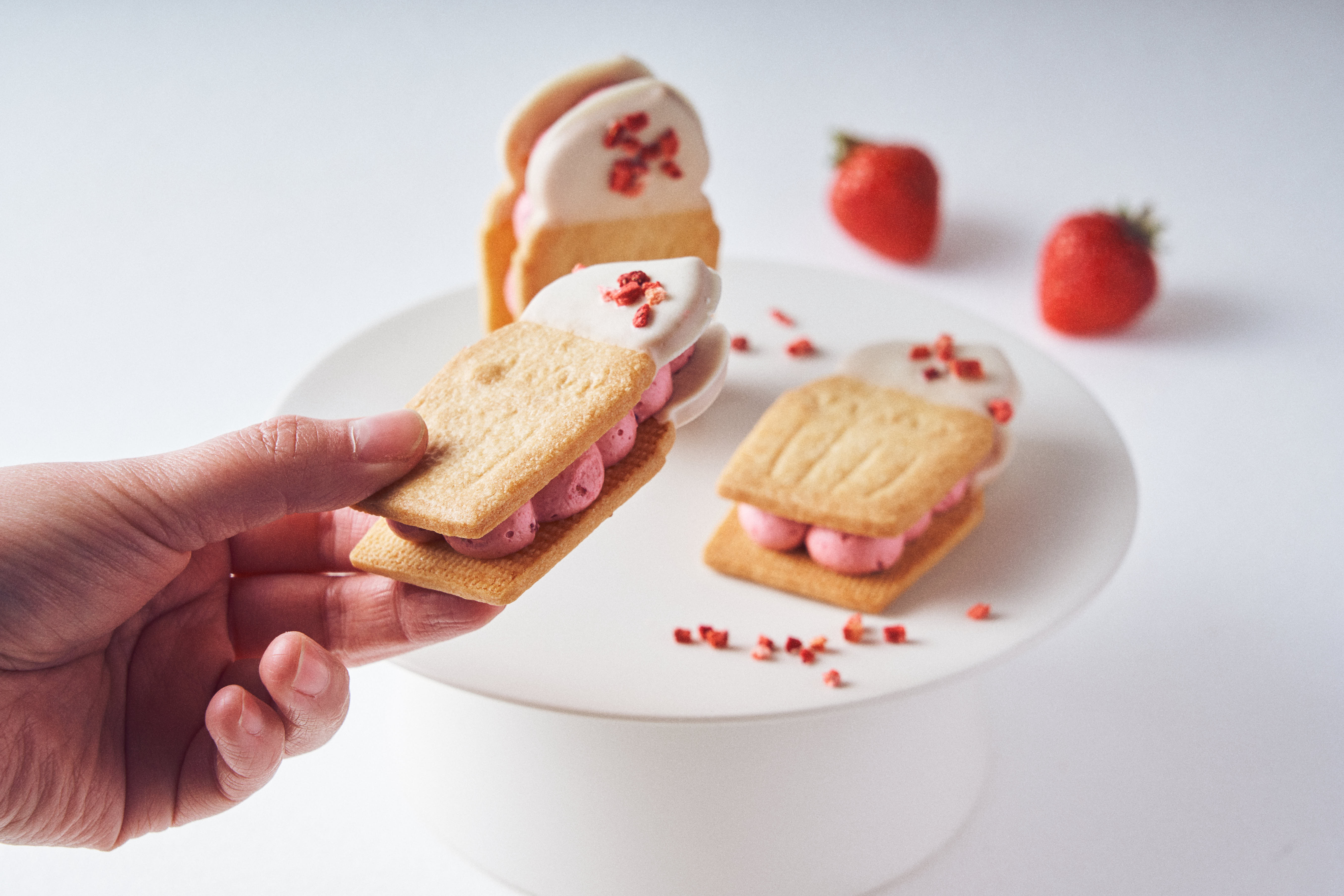 春の新作お菓子「フェアリークリームウィッチ いちごラズベリー生バターサンド」