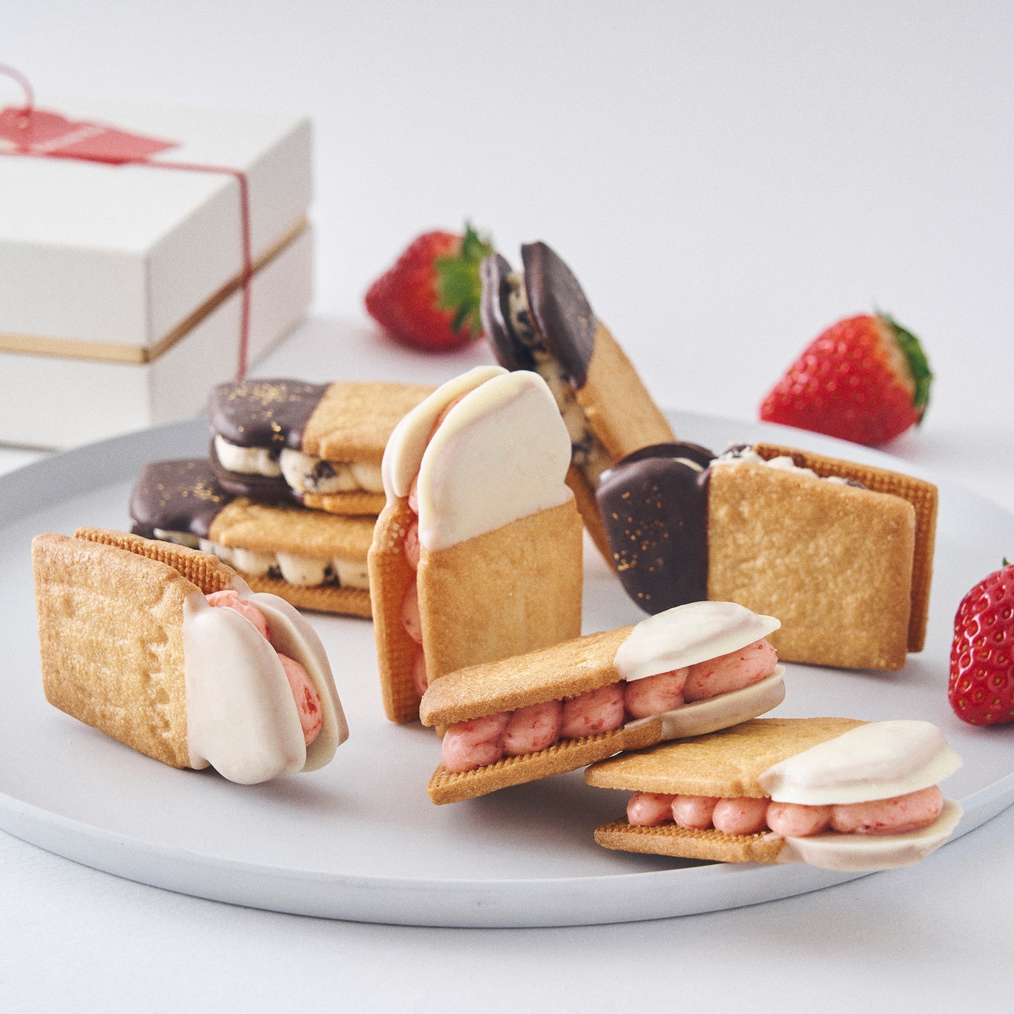 【母の日】フェアリークリームウィッチ 生バターサンド レーズン&奈良県産古都華いちご 2種ギフトBOX メッセージカード付
